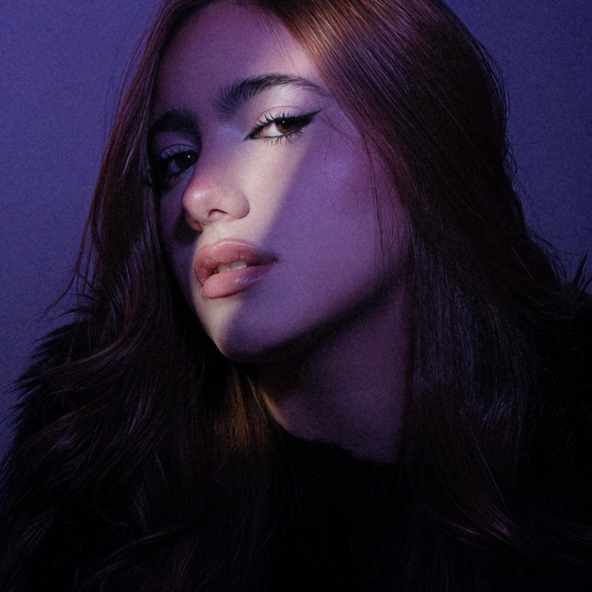 Retrato de ZUCA con luz morada
