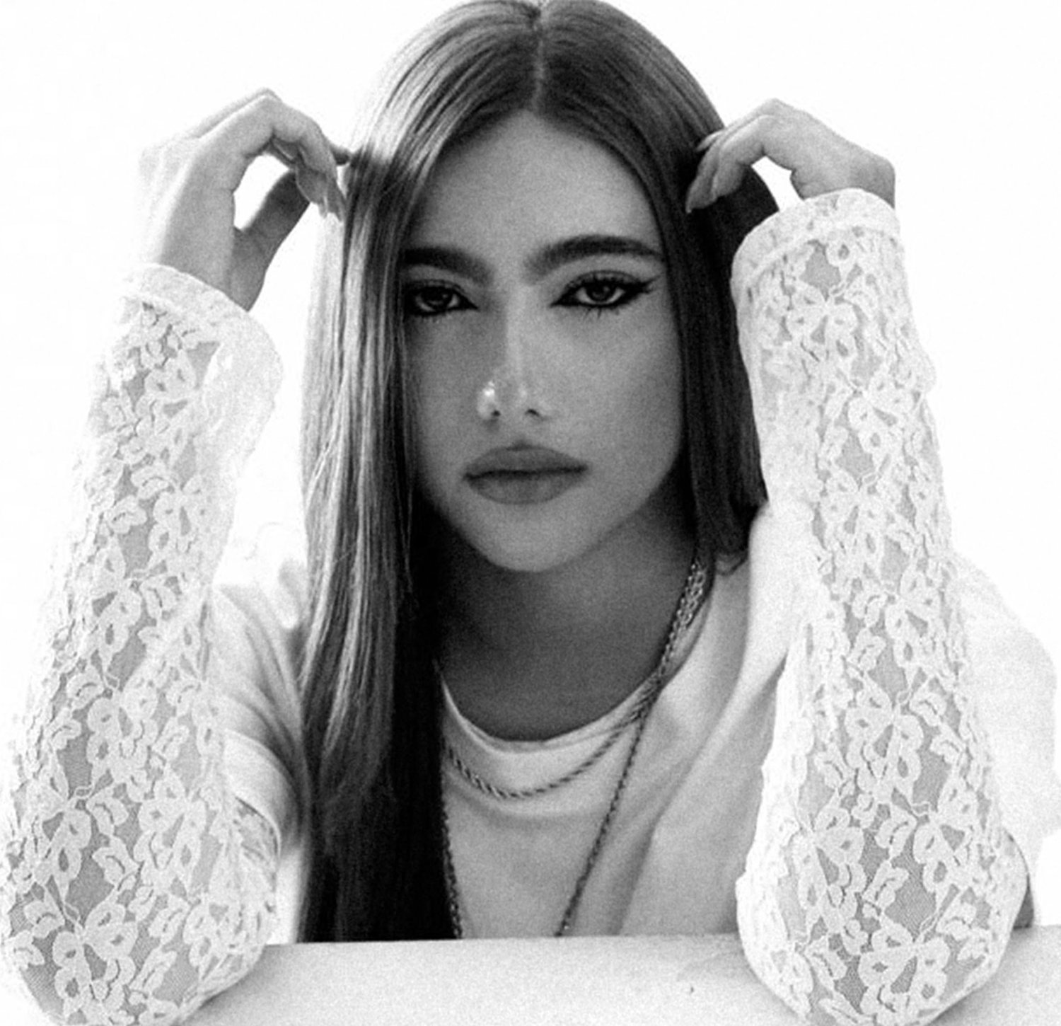 ZUCA en blanco y negro con blusa de encaje